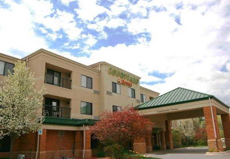 Courtyard By Marriott Traverse Stadt Exterior foto