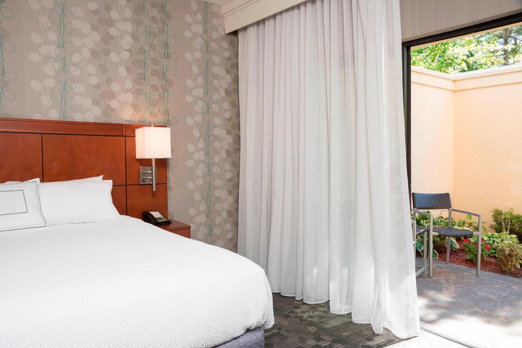 Courtyard By Marriott Traverse Stadt Exterior foto