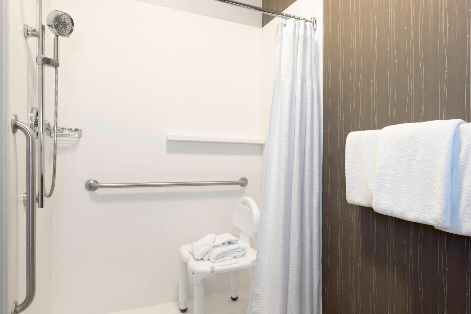Courtyard By Marriott Traverse Stadt Exterior foto